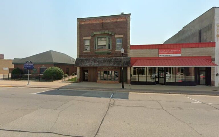 164717 elwood odonohoe braun white 768x480