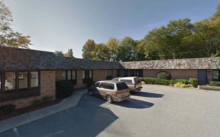 255493 law claudia 768x480