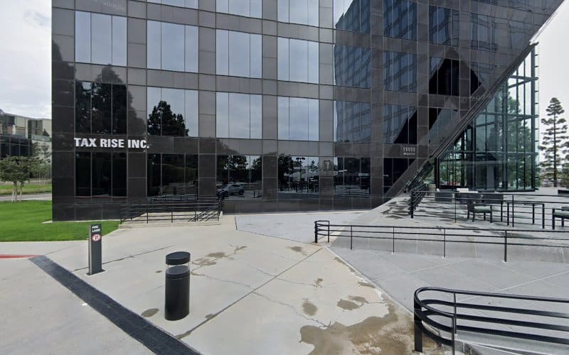 279049 law offices of john r. lobherr inc