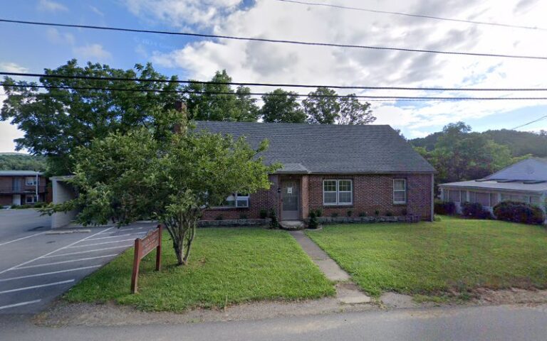 399360 stacy dustin n 768x480