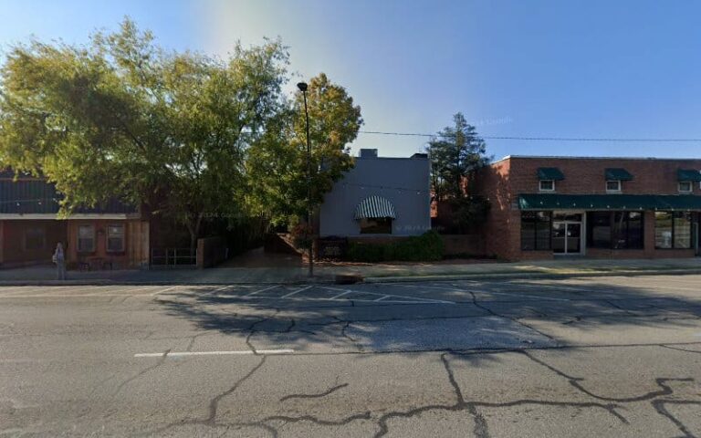 405656 strawn holly 768x480