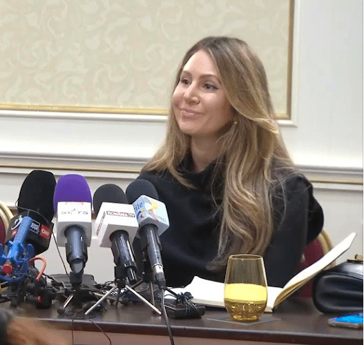 438055 tina glandian