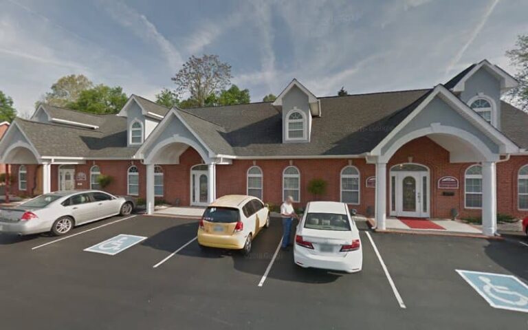 456138 white white white m sue 768x480