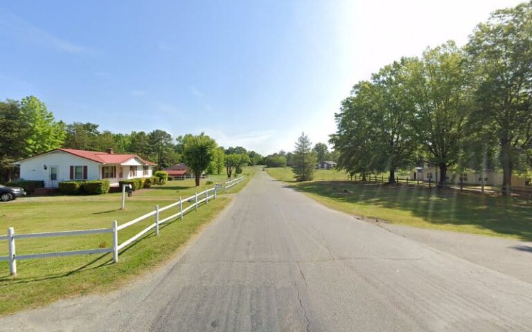 456278 white m 768x480