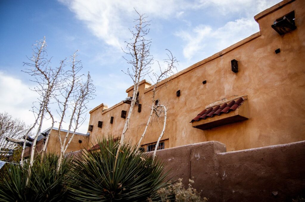 pexelsphoto794641 ReachAttorneys Albuquerque New Mexico adobe building representing bankruptcy lawyer services in Albuquerque